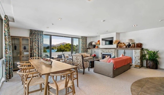 Luxurious Lakefront Apt w/Stunning Views in Wanaka