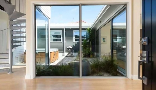 Luxurious modern Beach Getaway with spa pool. Only 150m to white sandy beach in Bay of Plenty