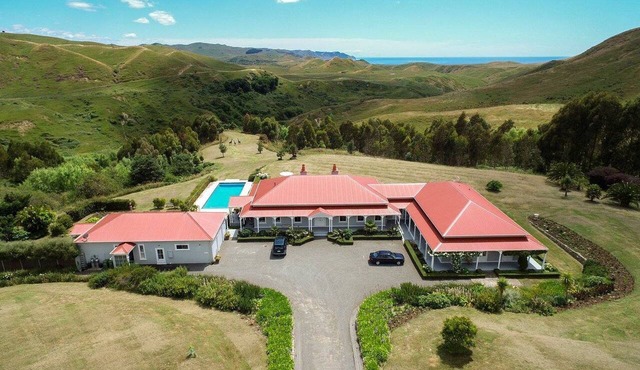 Luxurious Private Cottage Overlooking the Ocean in Hawke's Bay, New Zealand