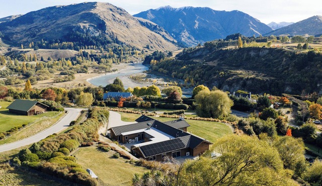 Luxurious, private suite with steam shower and stunning river & mountain views in Queenstown