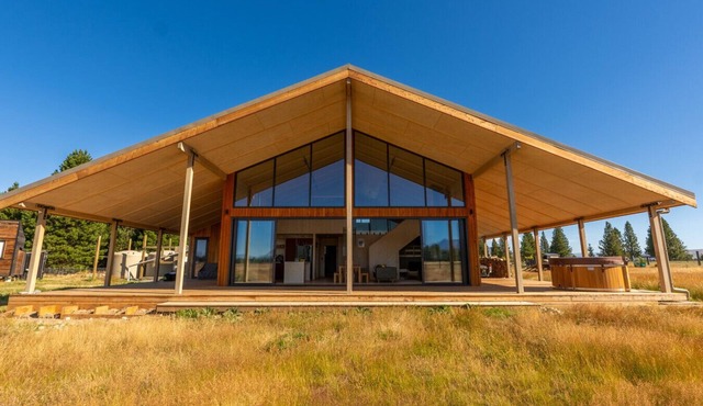 Luxury Alpine Loft - Mountain Views in Twizel