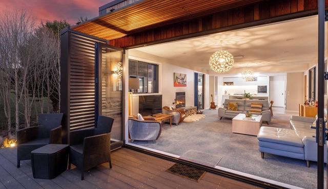 Luxury Exclusive Retreat, Outdoor Spa, Outdoor Fire & Gardens | Pet-Friendly⁠