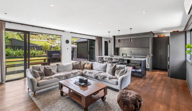 Luxury Hāwea | Alfresco Retreat | Sleeps 6 in Lake Hāwea