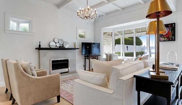 Luxury Herne Bay 3BR Villa with Deck - Parking