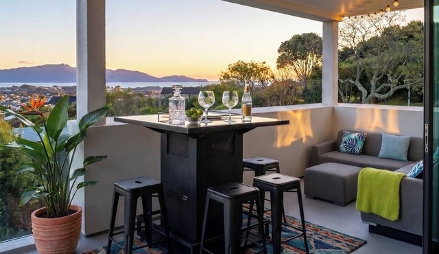 Luxury Hilltop Retreat: Hot Tub & Panoramic Views