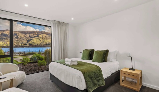 Luxury Lakefront Studio with Stunning Views in Wānaka