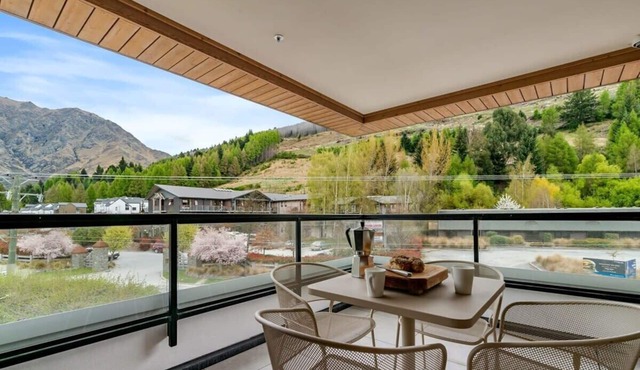 Luxury Queenstown Apartment with Mountain Views in Queenstown