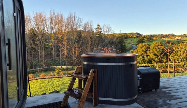 Luxury Suite - sauna, plunge pool, outdoor kit/fireplace, spa inspired bathroom