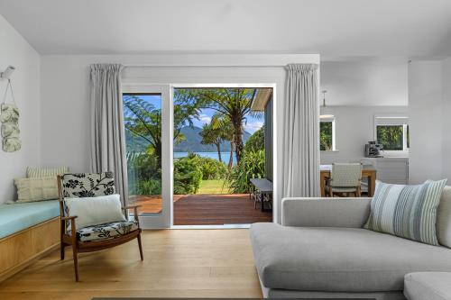 Luxury Waterfront Retreat at Mahau Sound in Moetapu Bay