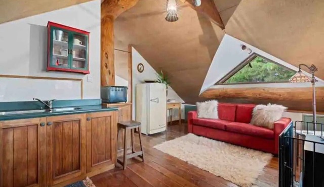 Magical Loft Among the Trees at Homewood Forest Retreat in Alexandra