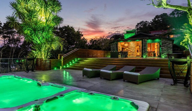 Maison Blanc Lodge - Nature Haven 4-Bed Luxury in Auckland
