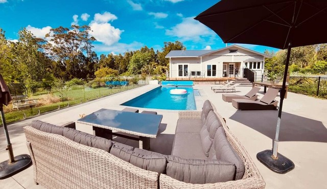Mangawhai Villa, Poolside Days & Starry Spa Nights in Mangawhai