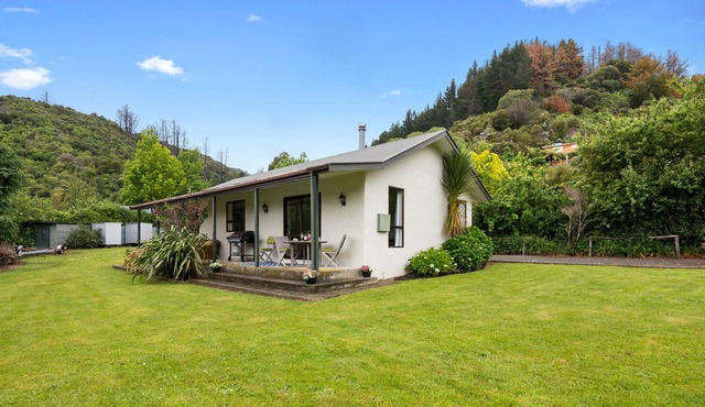MANUKA RETREAT - NGAKUTA BAY, family friendly in Picton in Ngakuta Bay