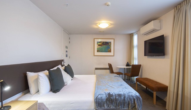 Marina Studio Room with Free Parking & WI-FI, 5 minutes from airport in Queenstown