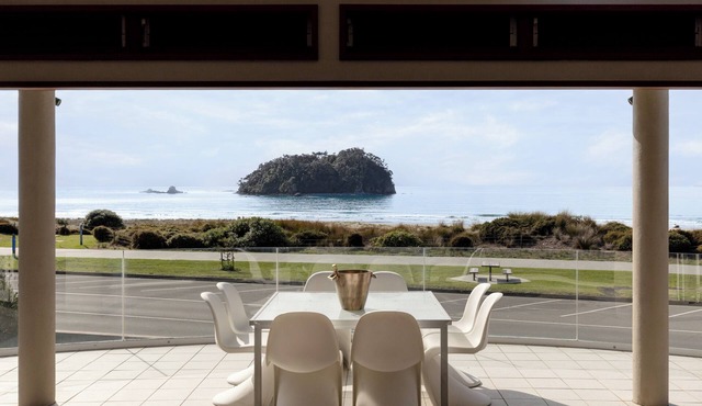 Marine Manor - Beach House on Marine Parade with Exclusive Pool, Panoramic Ocean Views, 4 Bedrooms, Sun-Soaked Deck, and Just Steps from the Beach, Mount Mainstreet, and Mauao Walks
