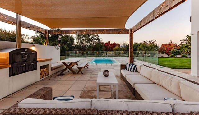 Marlborough Estate: Pool, Spa, Tennis & Pizza Oven in Riverlands