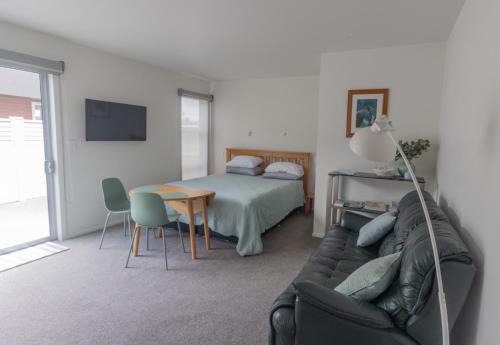 Marsden Cove Canal Haven with Spa Pool in One Tree Point
