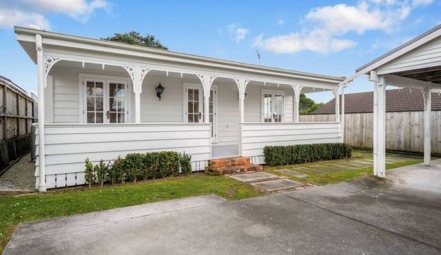 Massey East Haven | Sunlit Verandah and AC Comfort in Auckland West