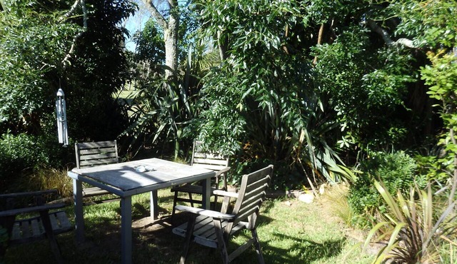 MATARANGI BACH Cosy 2 bedroom bach in a lush garden setting in Matarangi