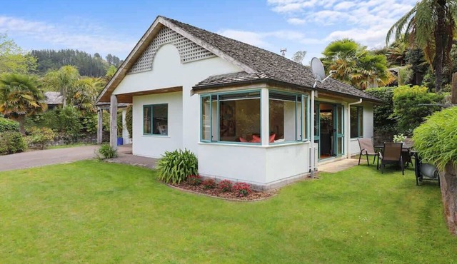 Millar's Hideaway - Lake Views, Walk to Beach