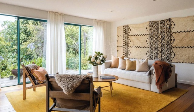 Miro Retreat - Sun-Soaked Palm Beach in Waiheke Island