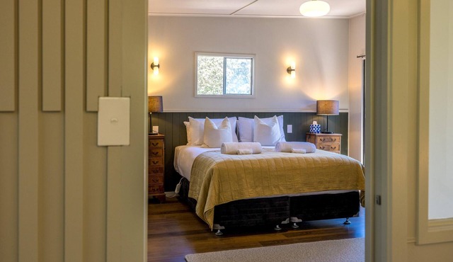 Moana Beach House - Moana Beach House is a recently renovated two bedroom, two bathroom beach house set directly on the sand at Onetangi Beach. With a flat lawn leading straight onto the beach, it offers rare walk on beachfront access. The house feat in Waiheke Island