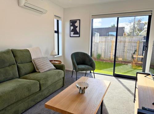 Modern 1BR Townhouse with Private Courtyard in Wellington
