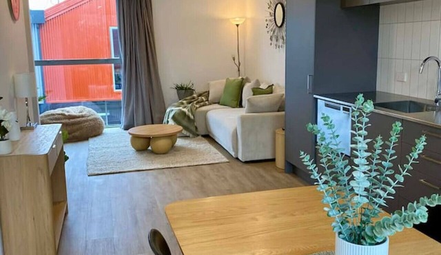Modern 3-Level Stay: Free Parking & Close to Shops in Dunedin
