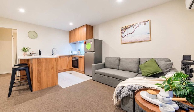 Modern 3BR CBD | Private Patio | Sleeps 6 in Christchurch