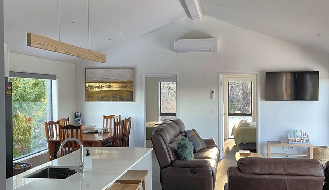 Modern alpine bach | Warm, private, mountain views in Naseby