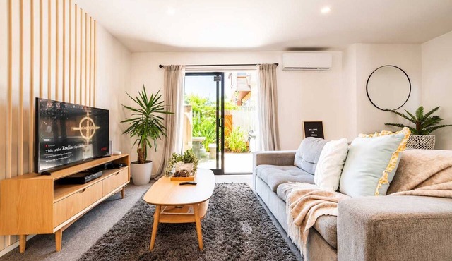Modern Christchurch 2BR | Spa + Parking in Christchurch