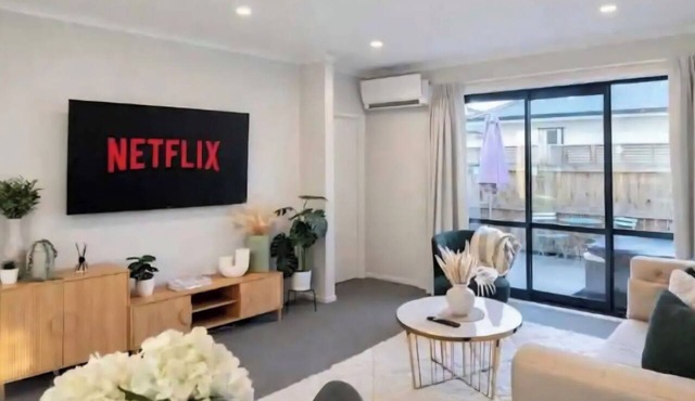 Modern Retreat - Near Auckland Expressway, Shopping Mall and Playground! in Hamilton