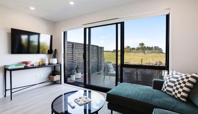Modern Townhouse by Mangere Mountain near Airport