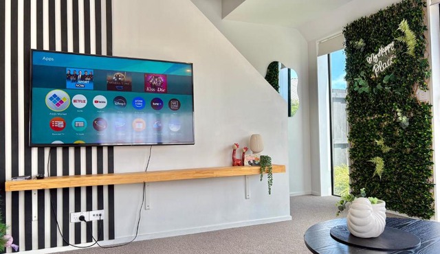 Modern Townhouse rare onsite 2 parking walk to Northlands and close to Airport in Christchurch