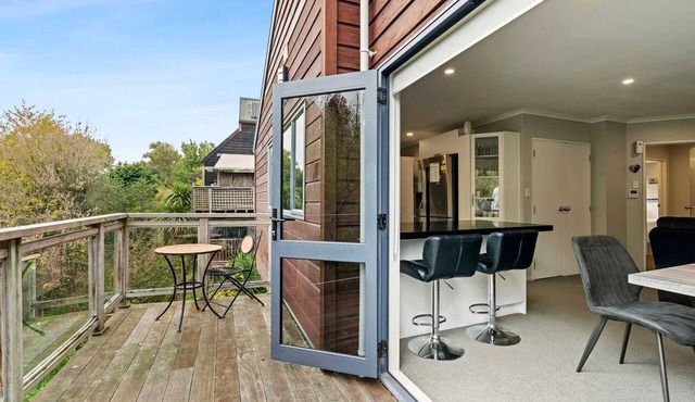 Modern Two-Level Townhouse with Private Studio Near Chartwell | Hamilton, NZ