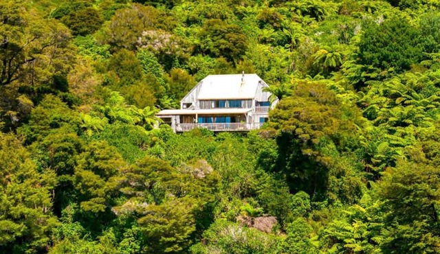 Moetapu Bay Bliss - Marlborough Sounds Retreat in Moetapu Bay