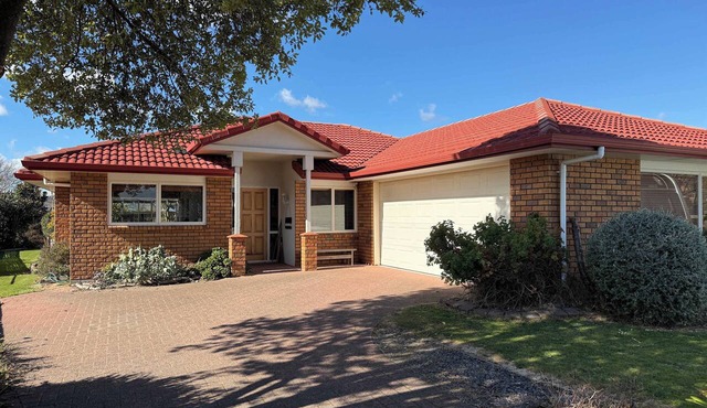 Mooma's - Single Level, Covered Patio, Sleeps 8 in Rotorua