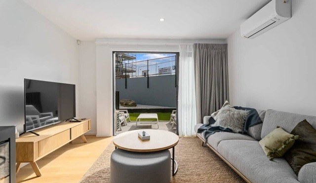Mountain View Apartment Near Wanaka's Best Spots in Albert Town