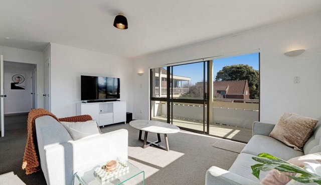 Mt Maunganui 3BR Beach Haven | Garage and Air-con