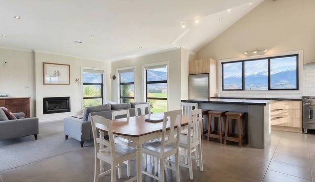 Murchison Manor | Spacious Te Anau Escape in Te Anau