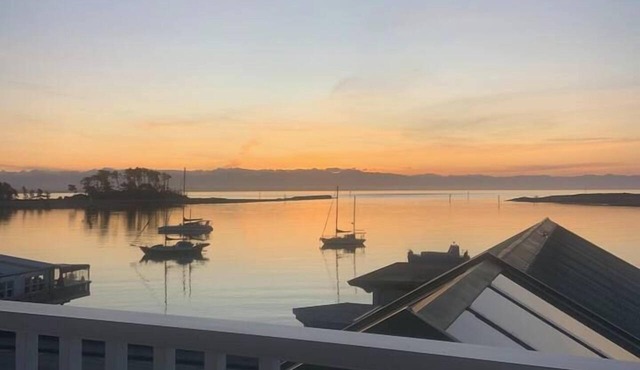 Nelson Waterfront | Stunning Harbour Views | 2BR in Nelson