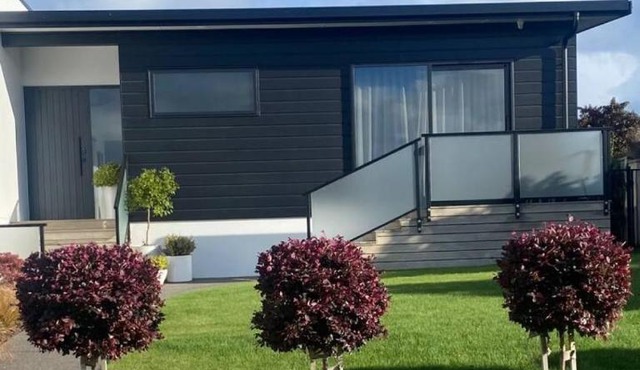 New, luxurious and a short stroll to the lake in Taupo