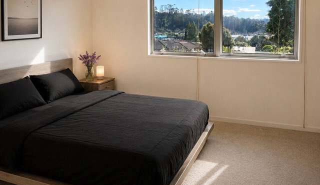 New townhouse , 2 bedrooms , free street parking .