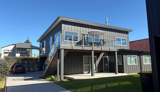 Newly Built Ocean Road Escape, 2 min walk to Beach, Surf Club & Blackies Cafe