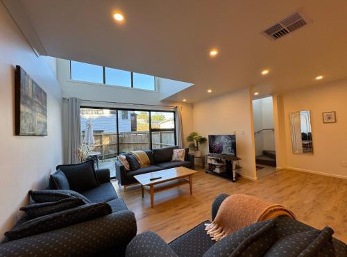 NO PARTY ALLOWED, Entire Brand New 3 bedroom townhouse, free unlimited fibre wifi and free parking