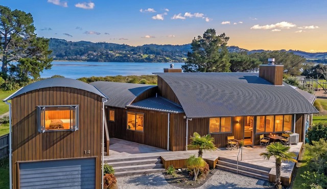 Ocean Breeze Family Haven - Pauanui Holiday Home