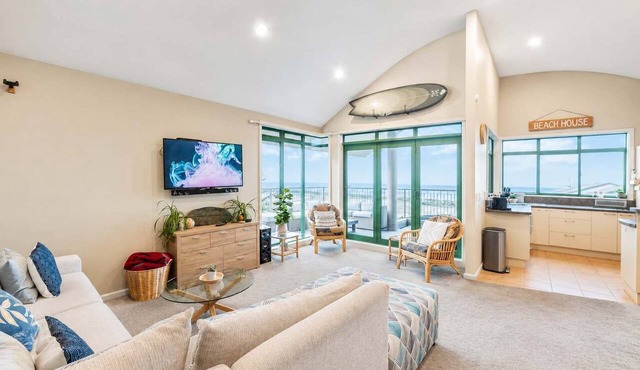Ocean Views | 3BR Redcliffs Coastal Stay | Parking in Christchurch