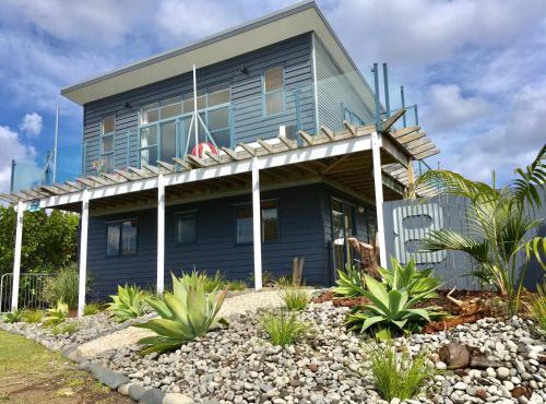 Oceans 8 - Mangawhai Heads Holiday Home in Mangawhai