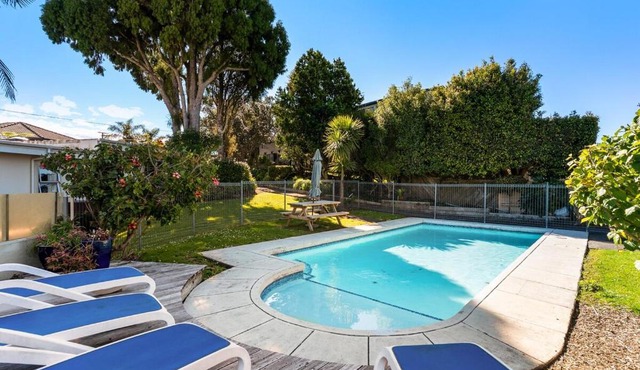 Oceanview Oasis in Auckland with Pool & Balcony in Auckland