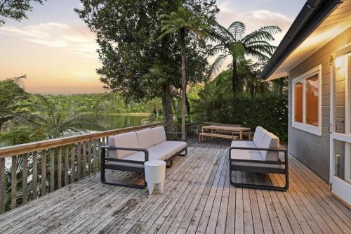 Okere Tree House - Lakefront with own Jetty